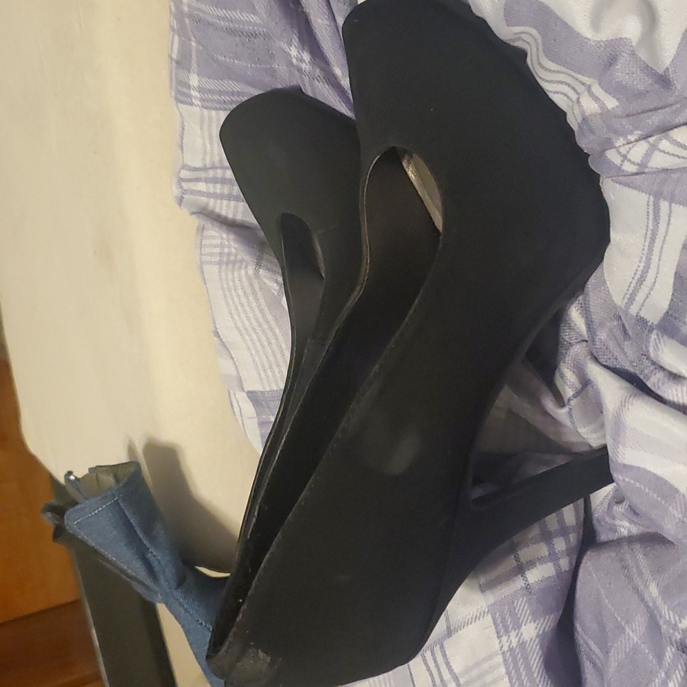 Women's size 6 high heels black